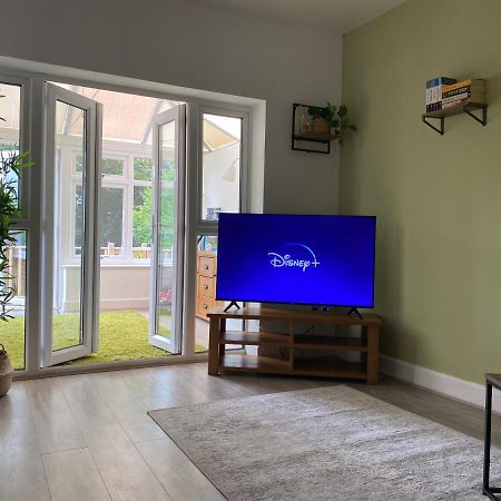 Accessible 3-Bedroom Bungalow With Patio +Driveway Southampton Eksteriør bilde